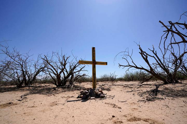 En esta foto de archivo, el grupo de voluntarios de Tucson Samaritans coloca una nueva cruz en ...