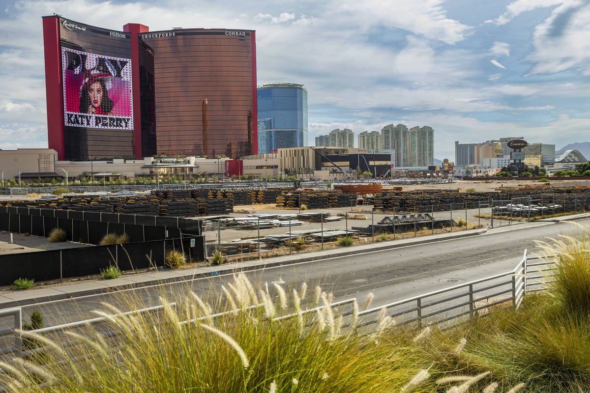 Resorts World Las Vegas con las propiedades cercanas, incluyendo los 38 acres de tierra vacía ...