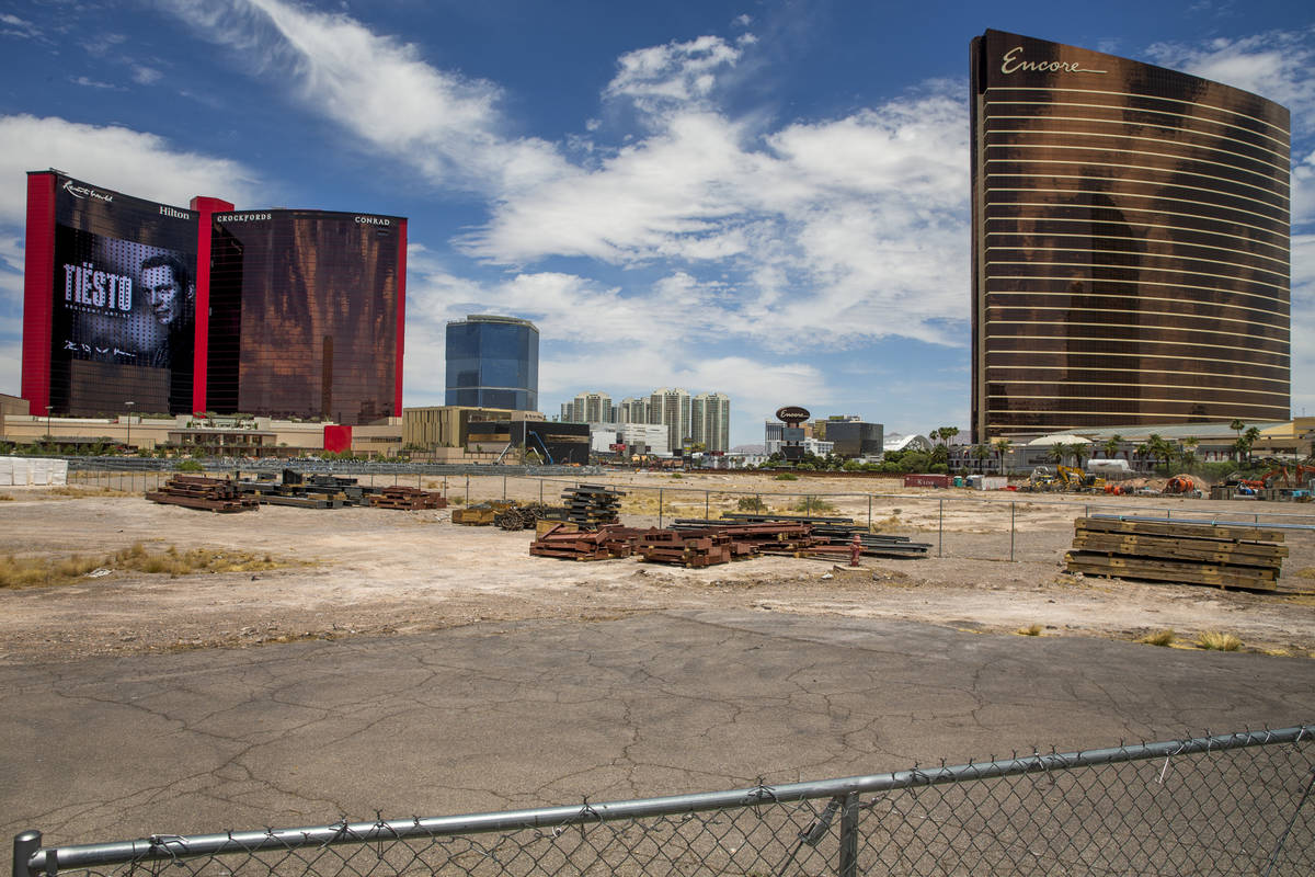 Resorts World Las Vegas con las propiedades cercanas, incluyendo los 38 acres de terreno vacío ...