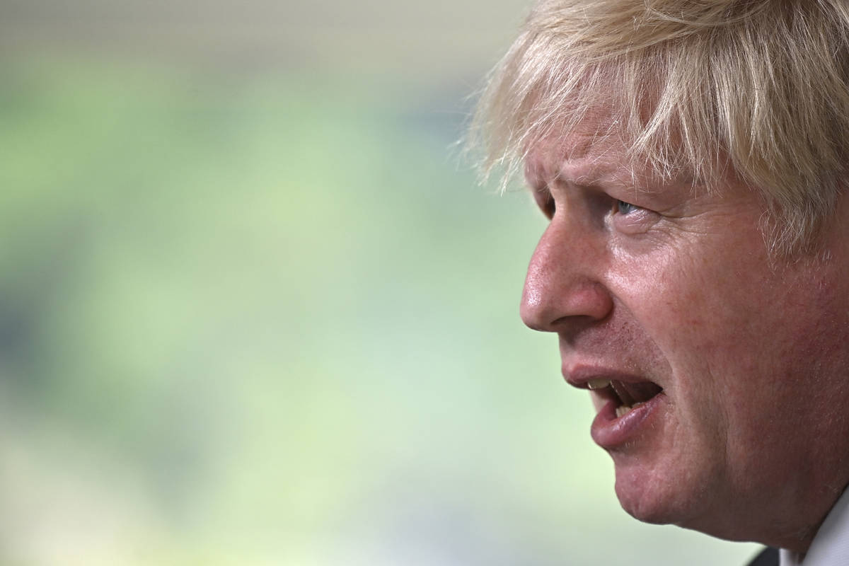 El primer ministro británico, Boris Johnson, habla durante una rueda de prensa en el último d ...