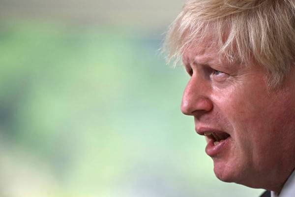 El primer ministro británico, Boris Johnson, habla durante una rueda de prensa en el último d ...