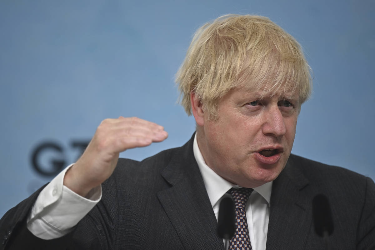 El primer ministro británico, Boris Johnson, gesticula, durante una rueda de prensa en el últ ...