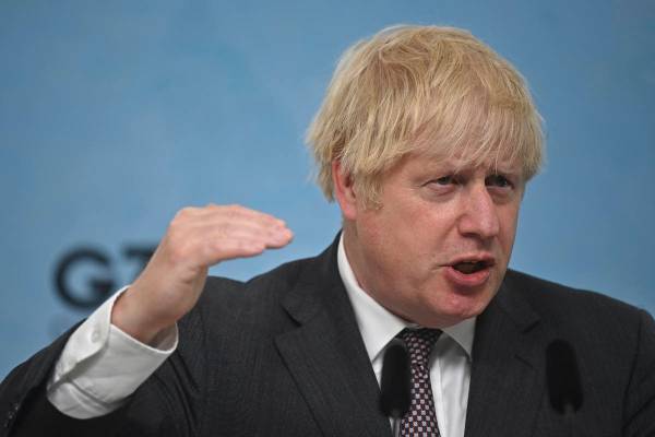 El primer ministro británico, Boris Johnson, gesticula, durante una rueda de prensa en el últ ...