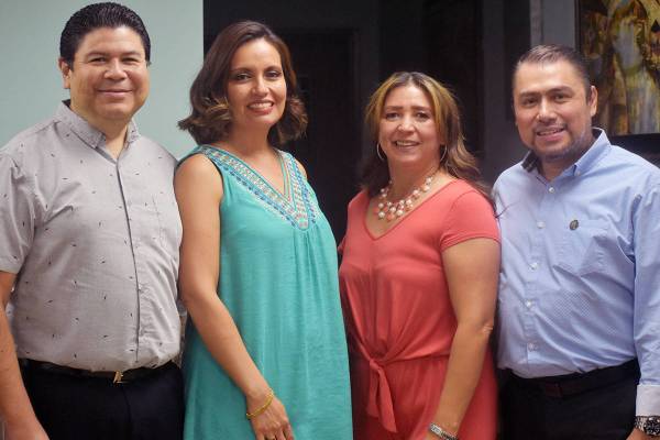 Desde la izquierda, el cónsul de El Salvador, Tirso Alberto Sermeño con su esposa, Meybell Ev ...