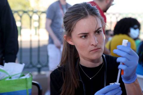 La estudiante de Asistencia Médica de la Universidad Touro, Megan Hickey, prepara las vacunas ...