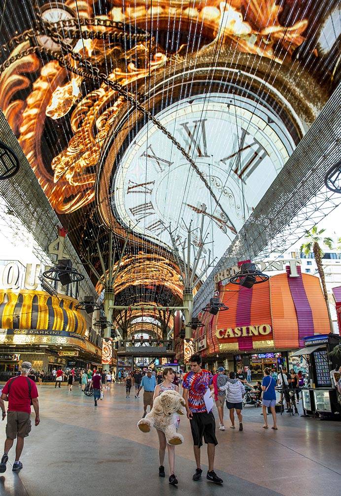 Visitantes pasean por las tiendas cercanas al D Las Vegas en Fremont Street Experience el lunes ...