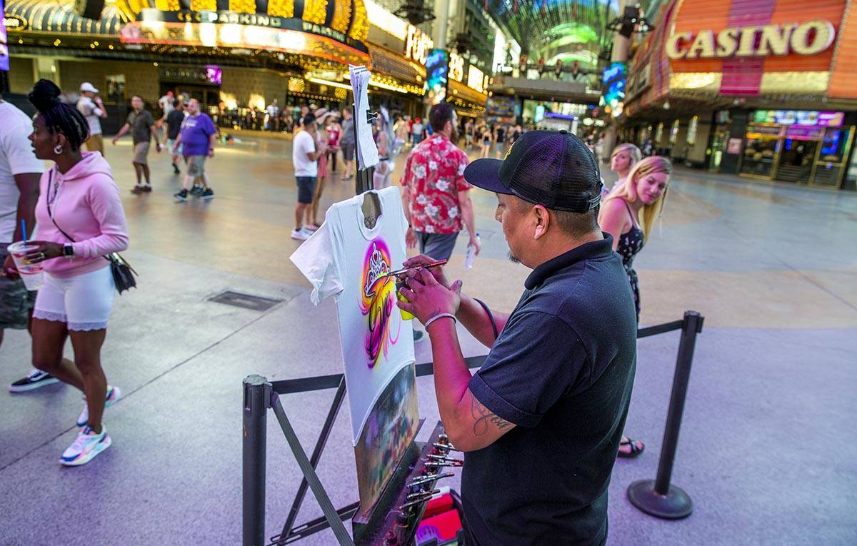 El artista Nate Tsosie con Airbrush Las Vegas crea otra camiseta personalizada en Fremont Stree ...