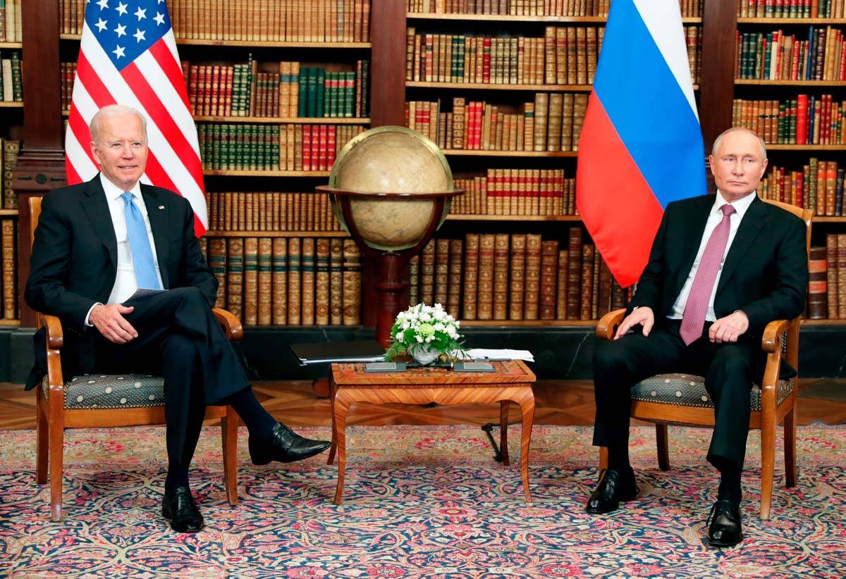 El presidente de Estados Unidos, Joe Biden, a la izquierda, y el presidente de Rusia, Vladimir ...