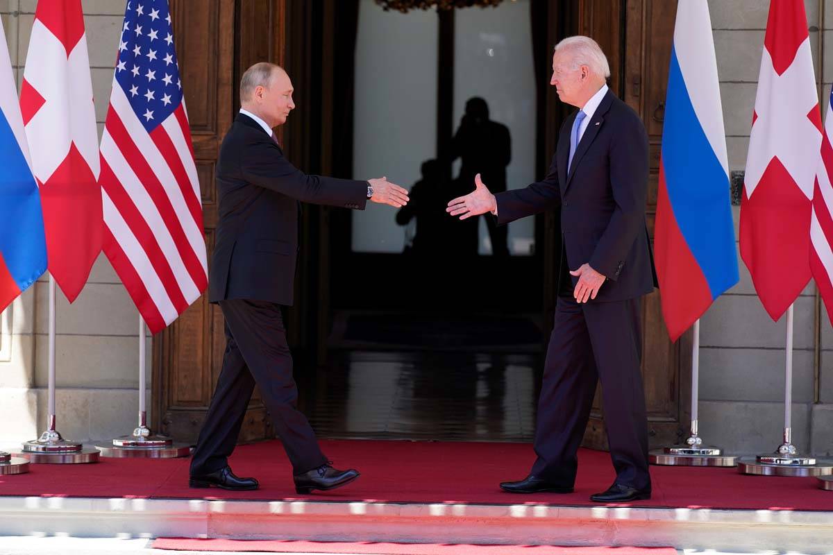 El presidente Joe Biden y el presidente de Rusia Vladimir Putin, llegan para reunirse en la 'Vi ...
