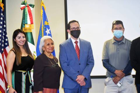 El cónsul de México, Julián Escutia –centro- junto con parte de la delegación de Jalisco ...