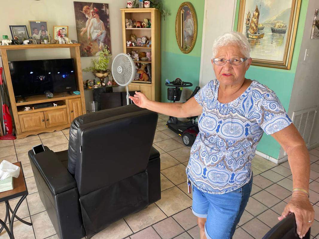 Carmen Millán, de 82 años, utiliza un ventilador con las ventanas y la puerta abiertas para m ...