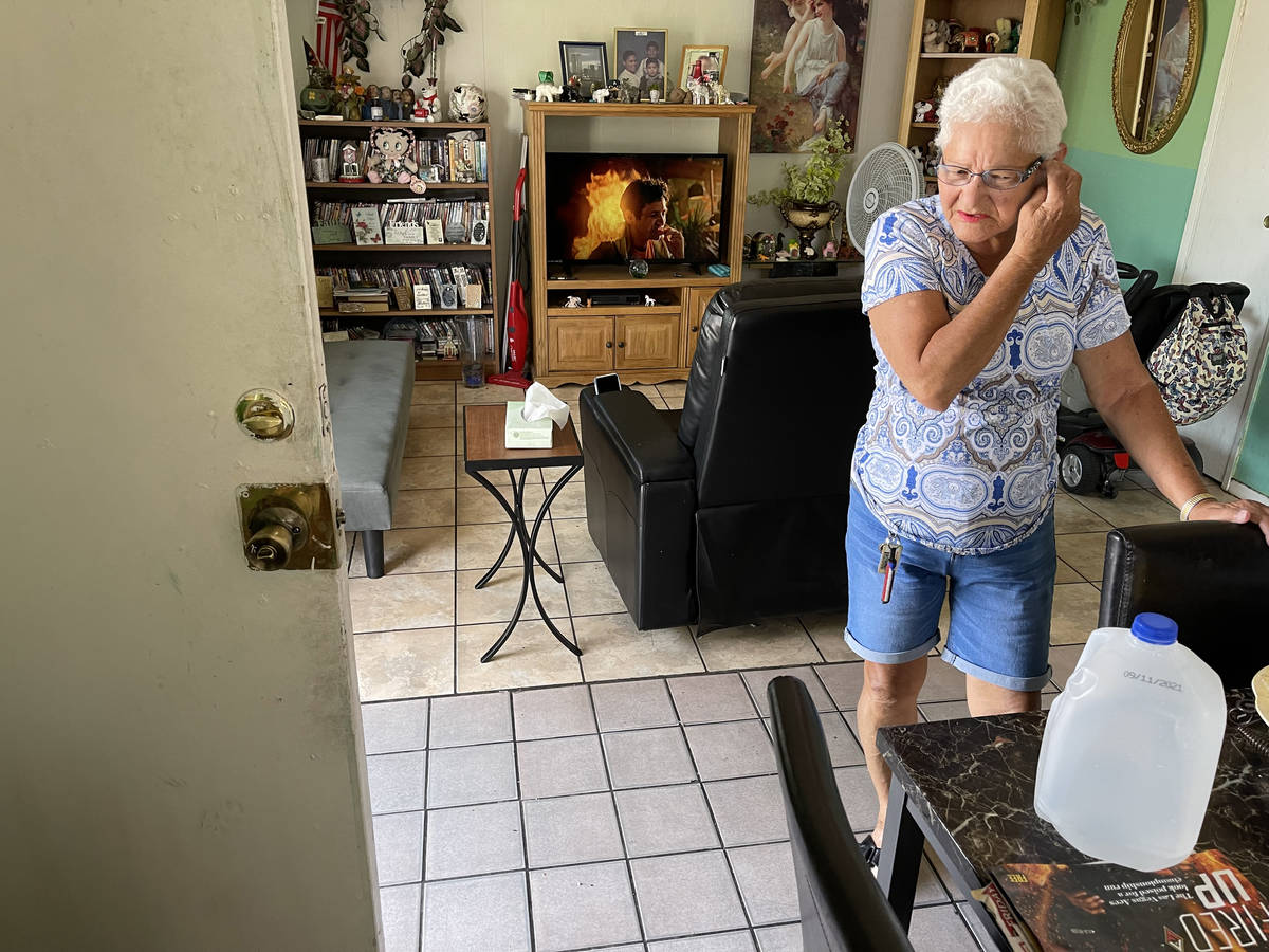 Carmen Millán, de 82 años, utiliza un ventilador con las ventanas y la puerta abiertas para m ...