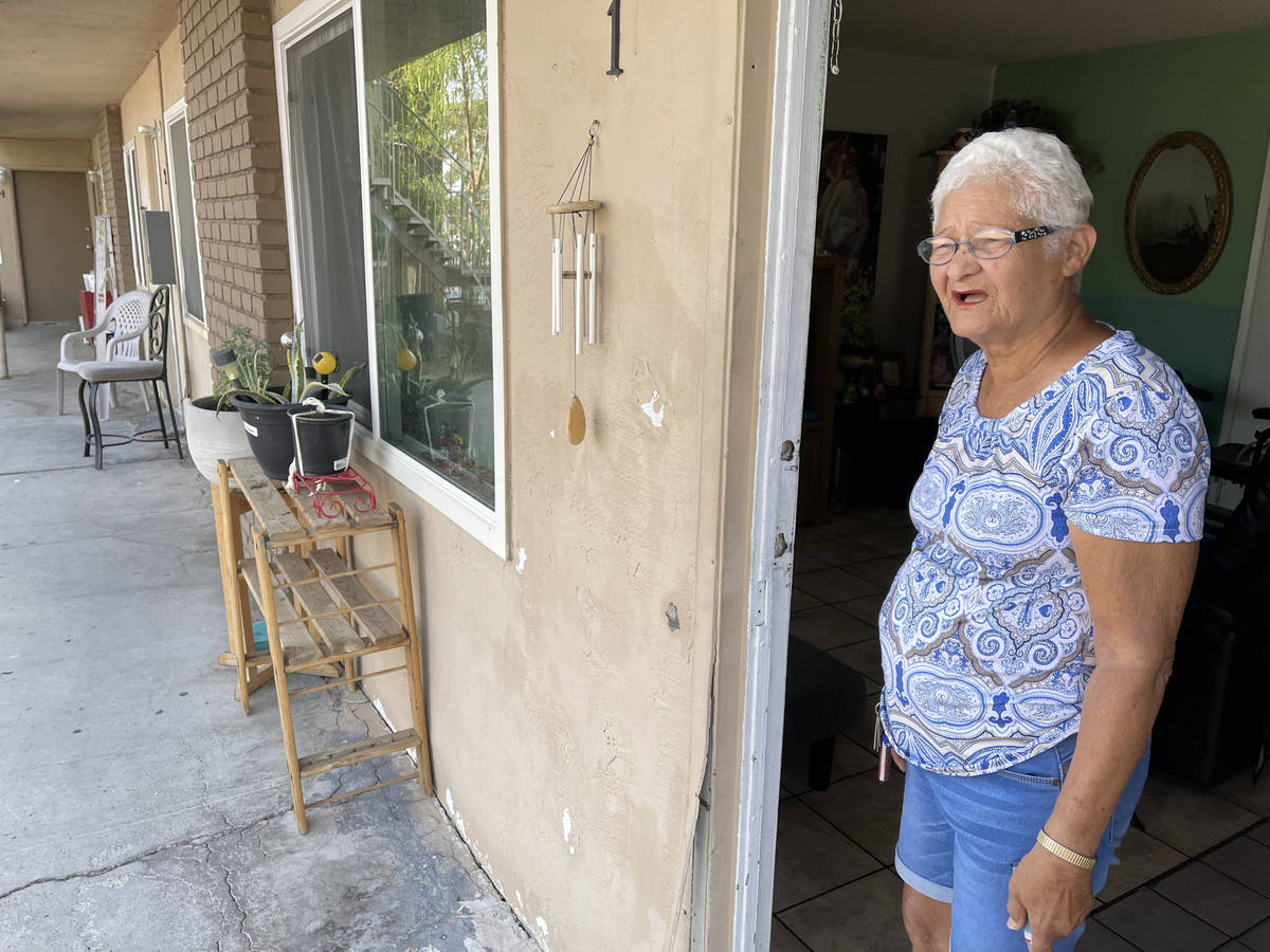 Carmen Millán, de 82 años, utiliza un ventilador con las ventanas y la puerta abiertas para m ...