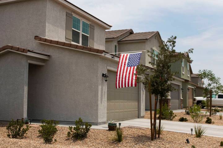 Casas de renta propiedad de American Homes For Rent se muestran en la esquina suroeste de Pyle ...