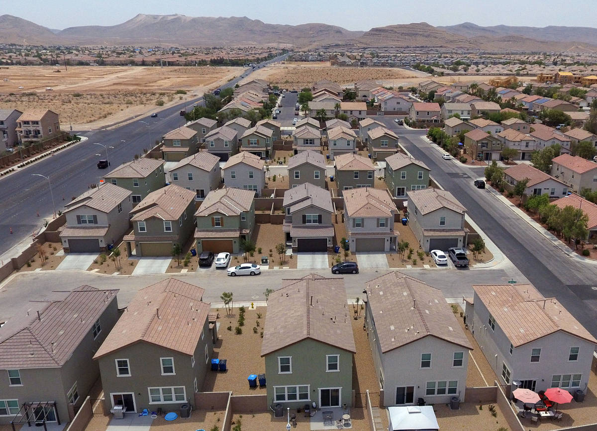 Casas de renta propiedad de American Homes For Rent se muestran en la esquina suroeste de Pyle ...