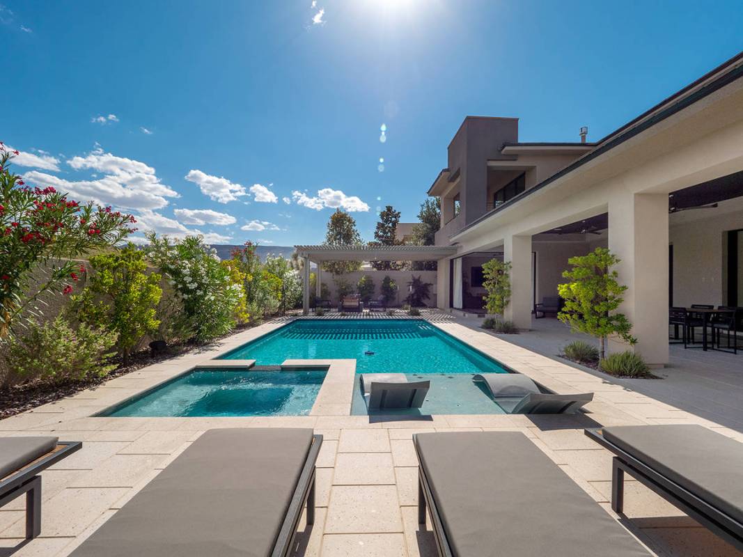 La zona de la piscina en una casa propiedad del rockero Carlos Santana y en venta en The Ridges ...
