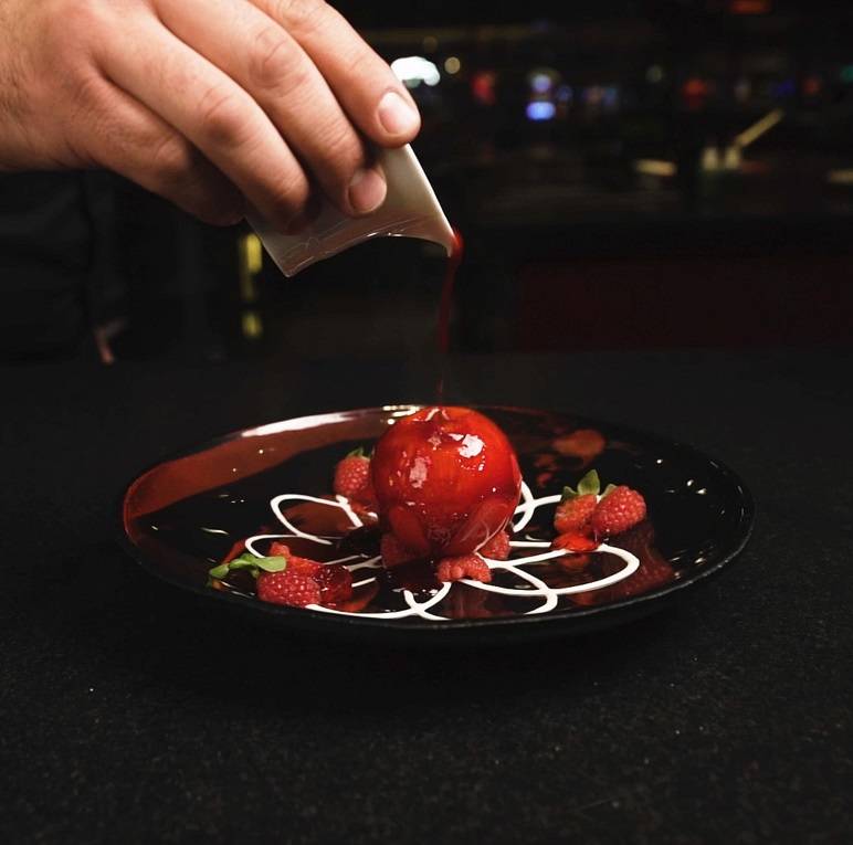 Esfera de chocolate blanco con frambuesa fresca y helado de yuzu en L'Atelier Joel Robuchon. (M ...