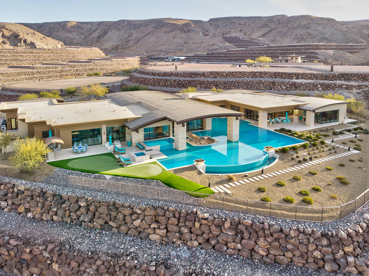 Una casa de Ascaya de 12,100 pies cuadrados con piscina, que mide casi seis mil pies cuadrados, ...