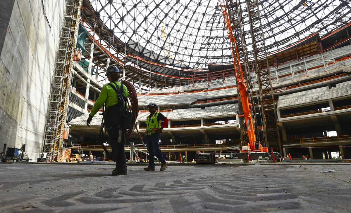 La construcción continúa durante un recorrido por la Madison Square Garden Sphere en The Vene ...