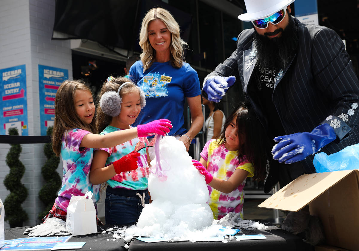Marco Villarreal, conocido como "Vegas Ice Man", ayuda a sus hijas Mabel Villarreal, de siete a ...