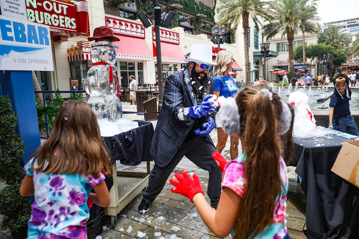 Marco Villarreal, conocido como "Vegas Ice Man" tiene una pelea de bolas de nieve con sus hijas ...