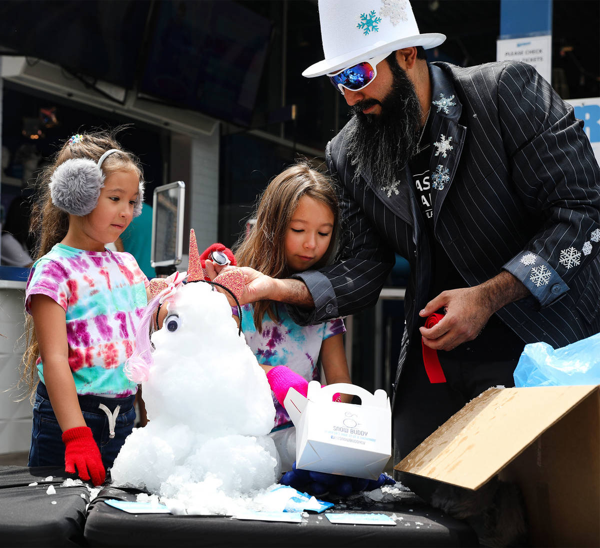 Marco Villarreal, conocido como "Vegas Ice Man", ayuda a sus hijas Mabel Villarreal, de siete a ...