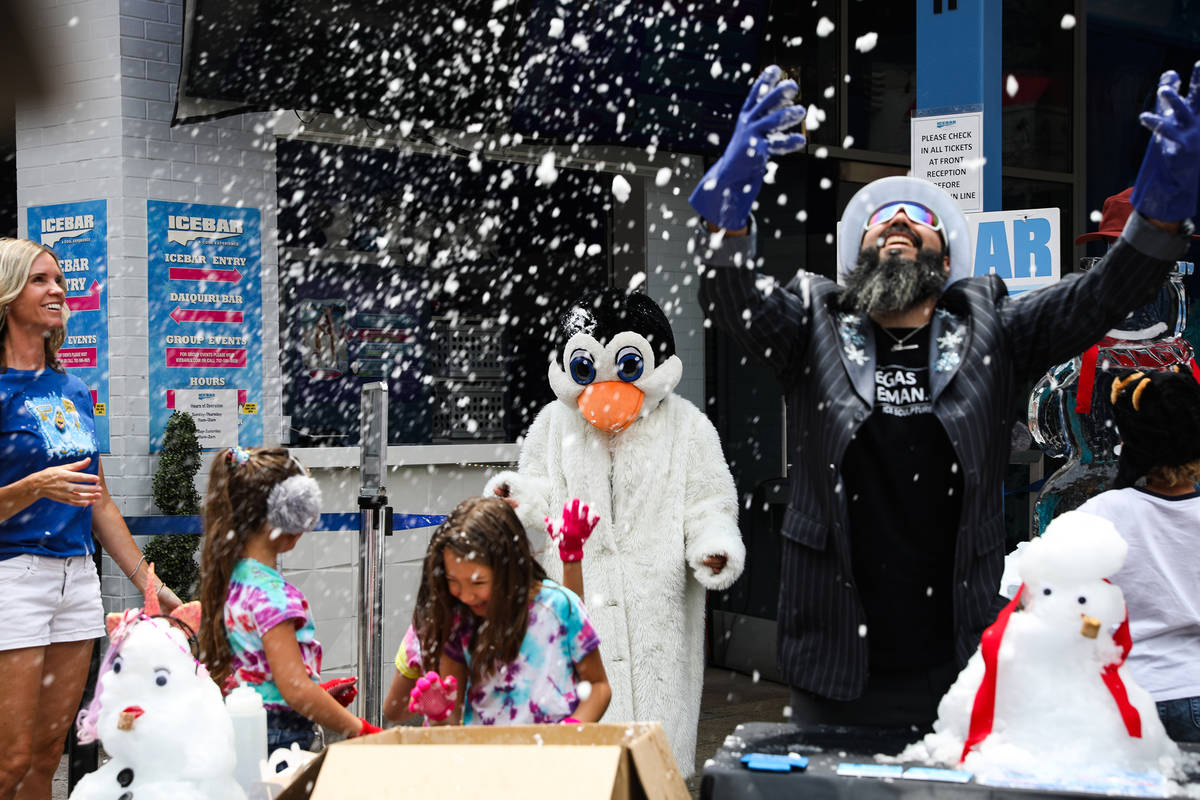 Marco Villarreal, conocido como "Vegas Ice Man" lanza nieve al aire en un evento para promocion ...