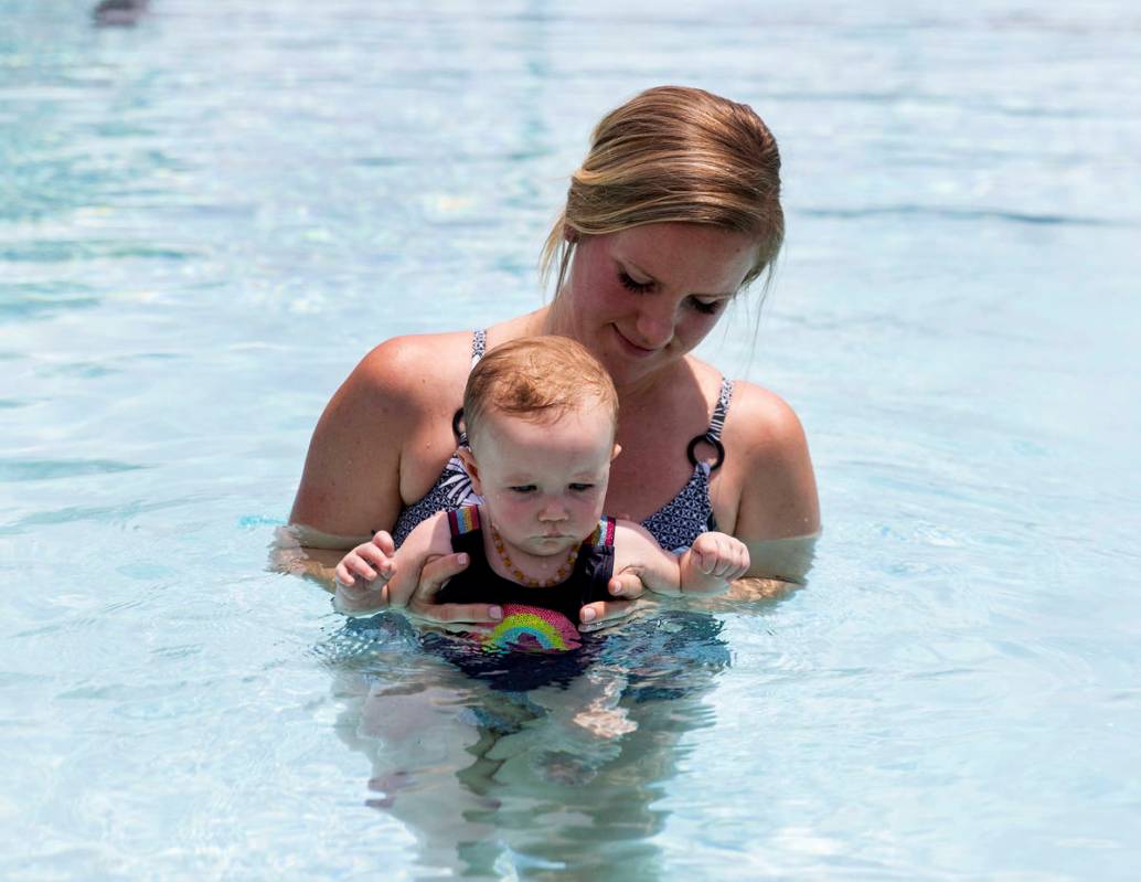 Taylor Speight da una lección de natación a su hija Stevie de siete meses en Boulder City Swi ...
