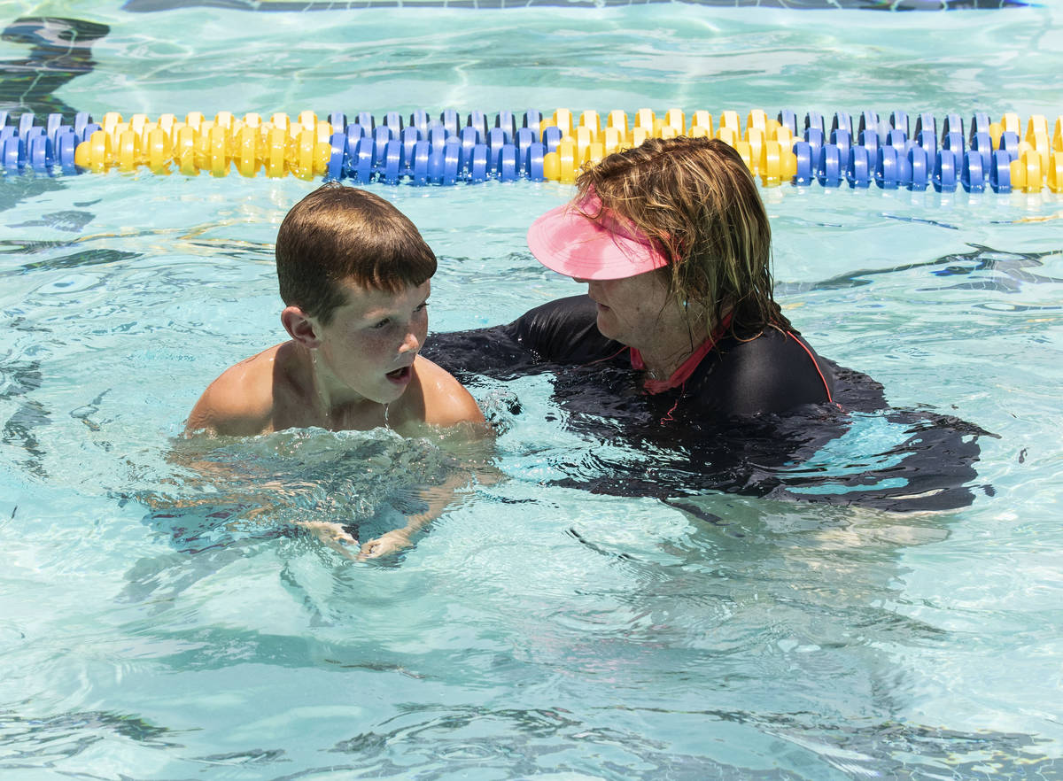 Kim Tyler, instructora voluntaria, ayuda a Colbe Boyle, de 10 años, durante la 12ª Lección d ...