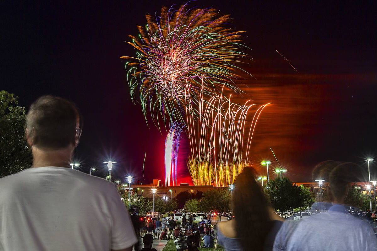 Gente ve el espectáculo de fuegos artificiales del Red Rock Casino desde el centro de Summerli ...