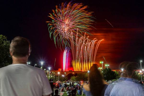 Gente ve el espectáculo de fuegos artificiales del Red Rock Casino desde el centro de Summerli ...