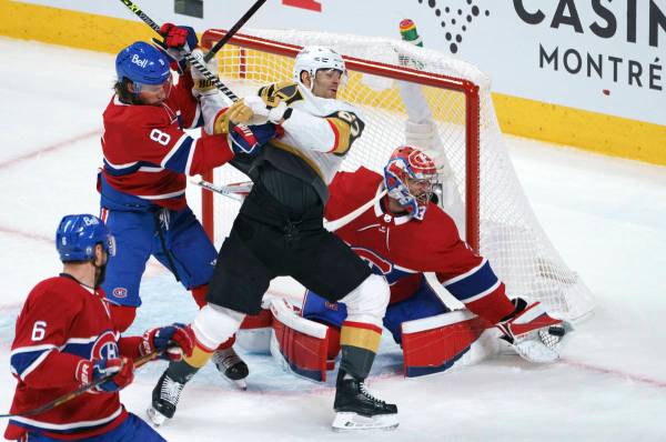 Max Pacioretty, de los Vegas Golden Knights, es atacado por el defensa de los Montreal Canadien ...