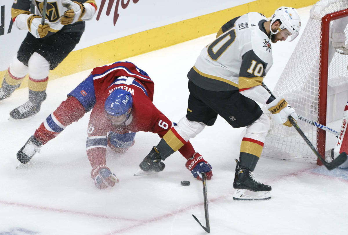 El defensa de los Montreal Canadiens, Shea Weber (6), intenta despejar el puck de Nicolas Roy d ...