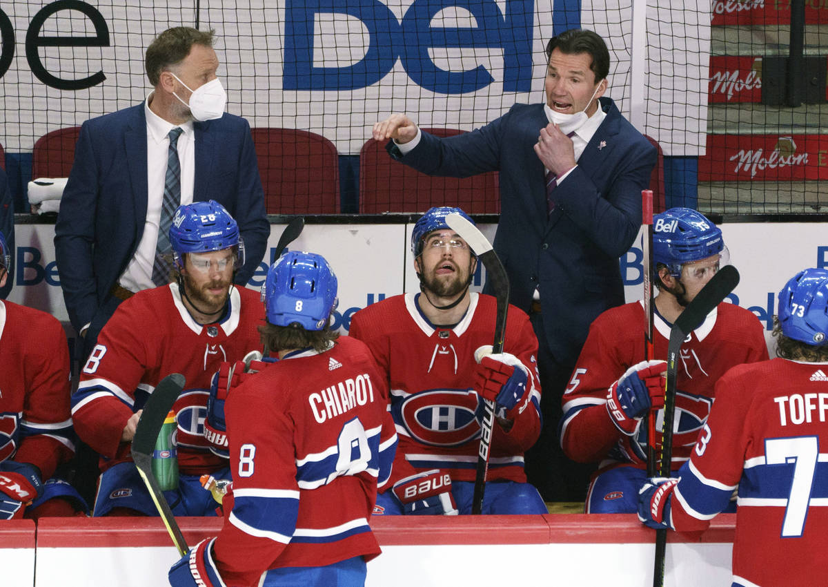 El entrenador sustituto de los Montreal Canadiens, Luke Richardson, da instrucciones durante un ...