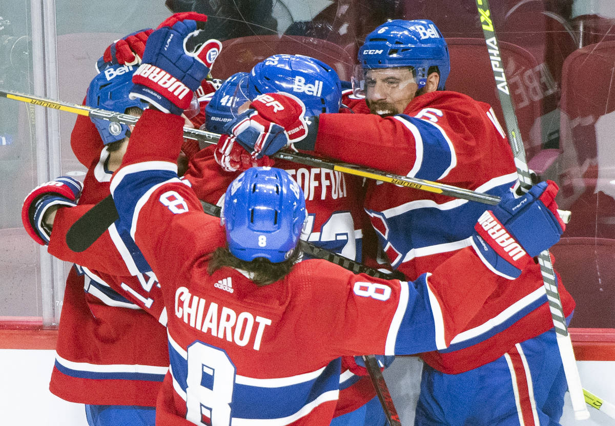 Paul Byron (41), de los Montreal Canadiens, celebra su gol con sus compañeros de equipo durant ...