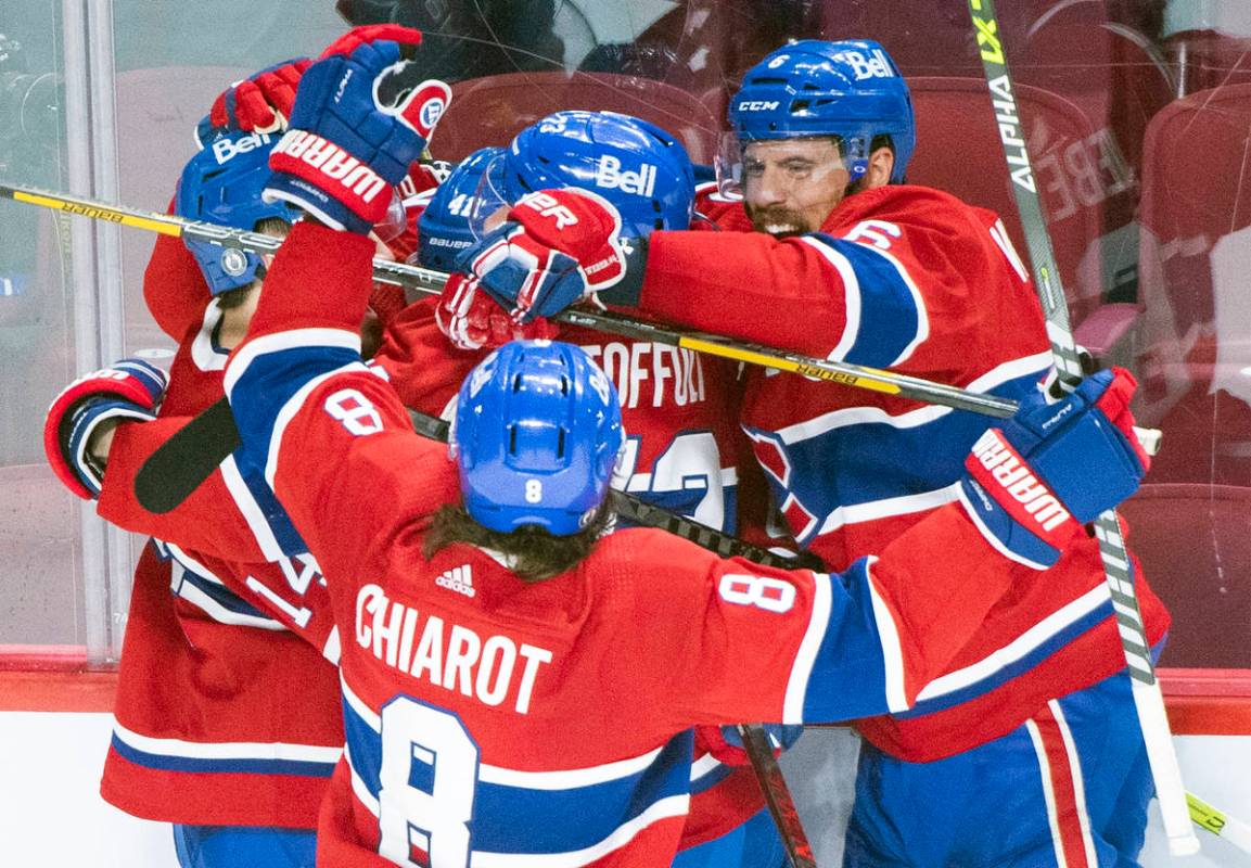 Paul Byron (41), de los Montreal Canadiens, celebra su gol con sus compañeros de equipo durant ...
