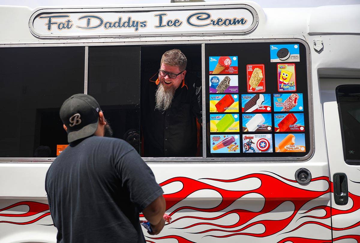 Al Davis, propietario de Fat Daddy's Ice Cream, entrega a empleados de Caliber Collision en Las ...
