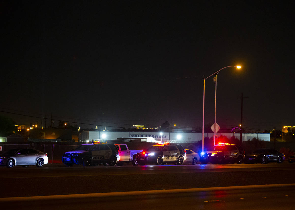 La policía de Las Vegas investiga la escena de un homicidio en Boulder Highway al norte de Rus ...