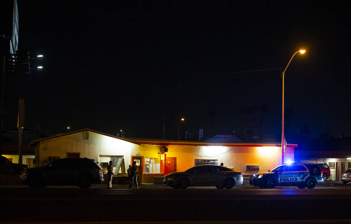 La policía de Las Vegas investiga la escena de un homicidio en Boulder Highway al norte de Rus ...