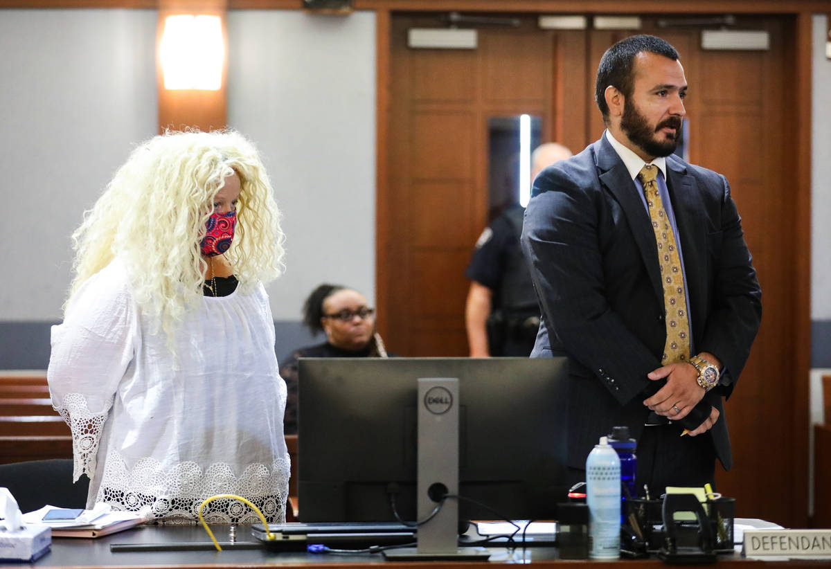 Suzy Niffenegger, a la izquierda, en una audiencia de desalojo con su abogado Christopher Stork ...