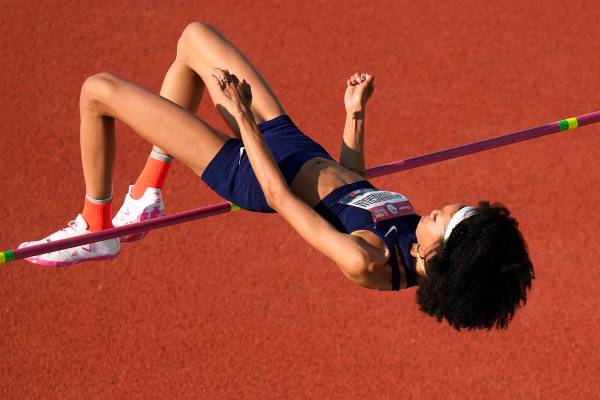 Vashti Cunningham compite durante la final del salto de altura femenino en las U.S. Olympic Tra ...