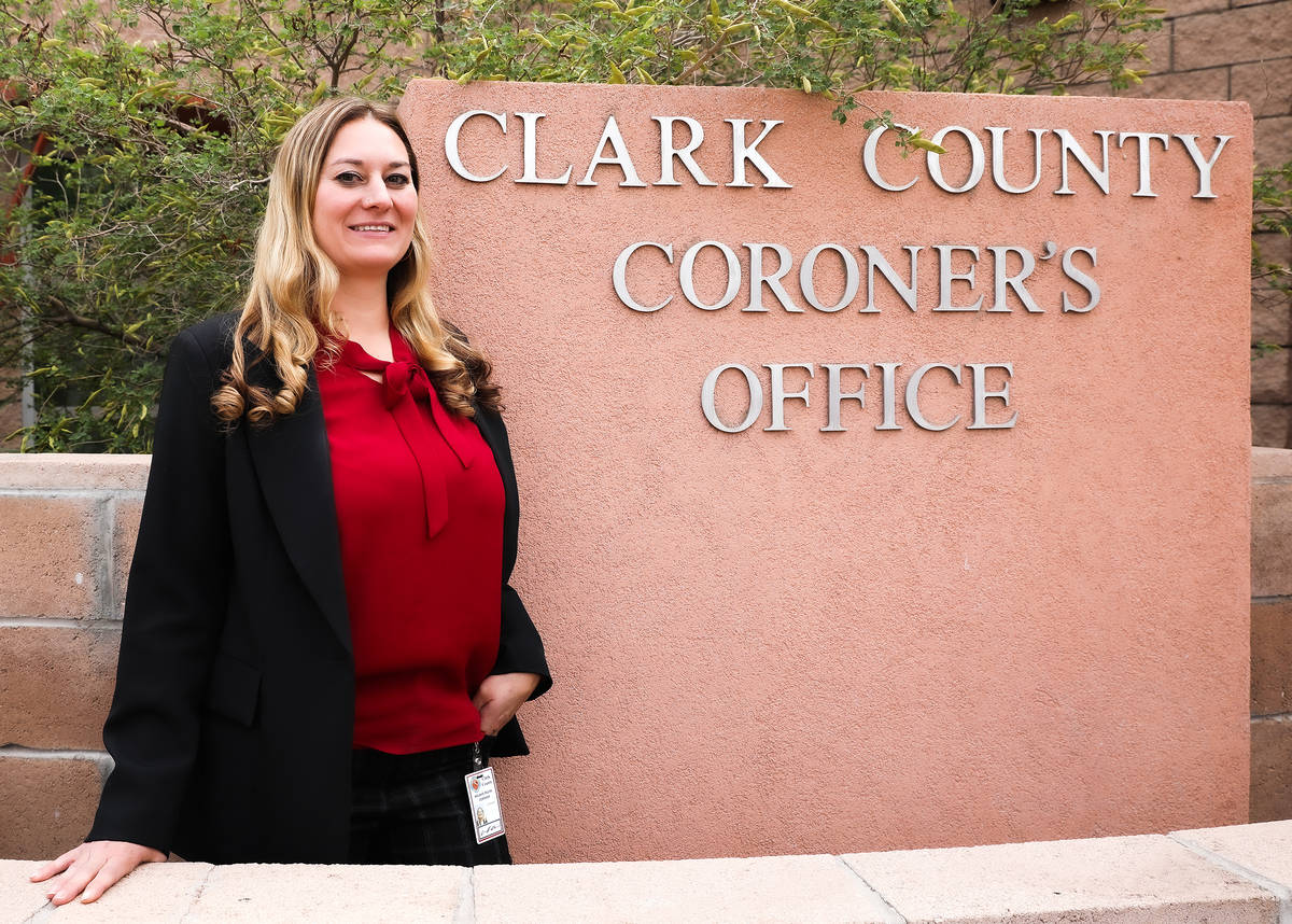 La forense del Condado Clark, Melanie Rouse, fuera de la oficina forense del Condado Clark, el ...