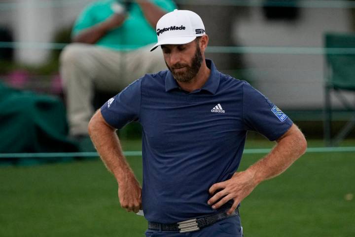 Dustin Johnson mira hacia abajo después de ganar el hoyo 18 durante la segunda ronda del torne ...