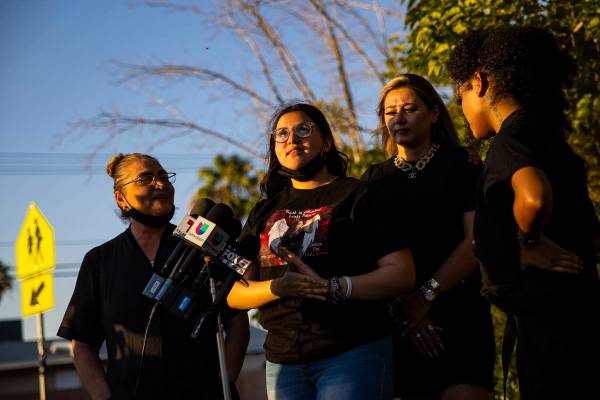 Kaly Palacio, tercera desde la izquierda, habla durante una conferencia de prensa sobre el arre ...