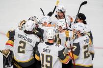 Nicolas Roy, de los Vegas Golden Knights, celebra su gol ganador del partido contra los Montrea ...