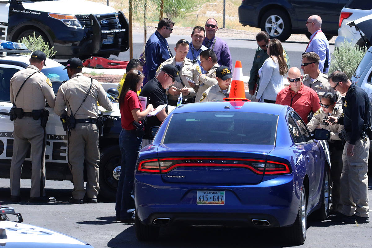 La policía de Las Vegas está investigando un tiroteo con participación de un oficial en la c ...