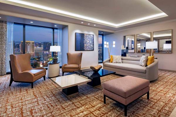 Sala de estar de la Suite de Entretenimiento de un dormitorio del Resorts World Las Vegas Hilto ...
