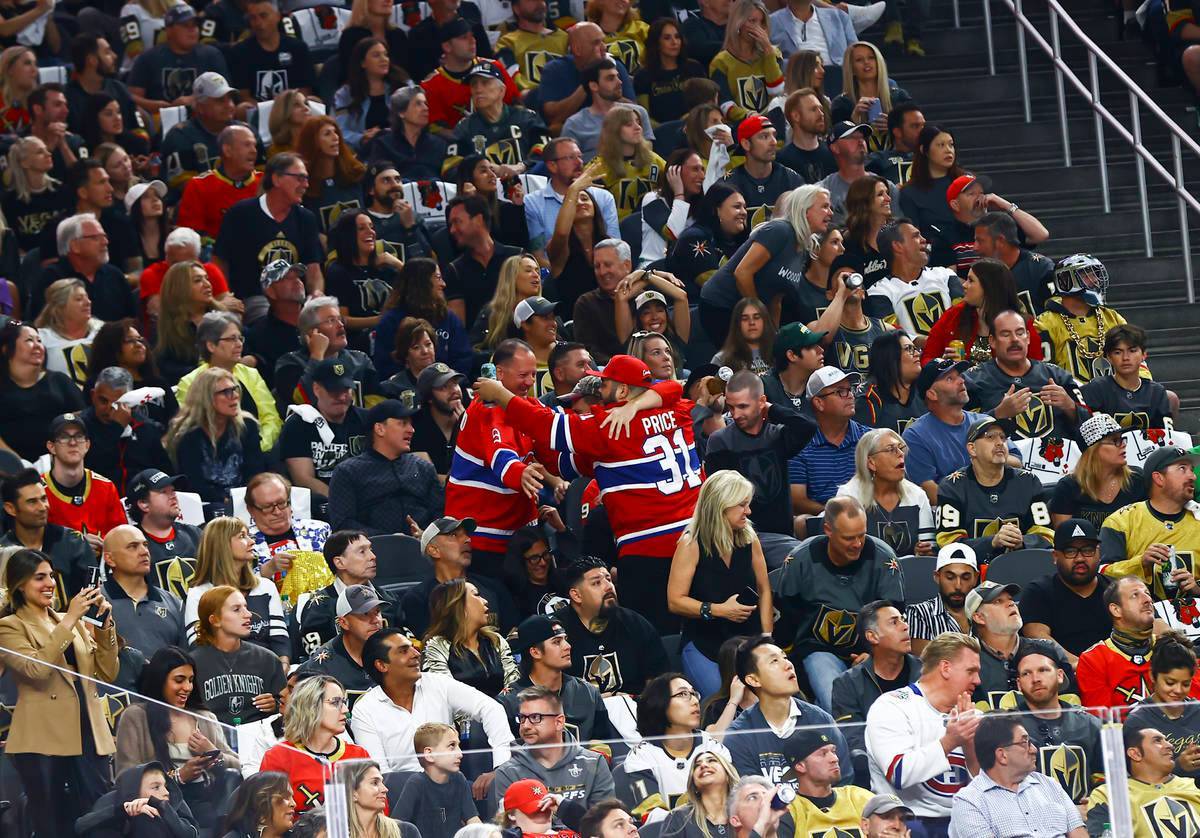 Los aficionados de Montreal Canadiens celebran después de que el equipo anotó contra los Gold ...