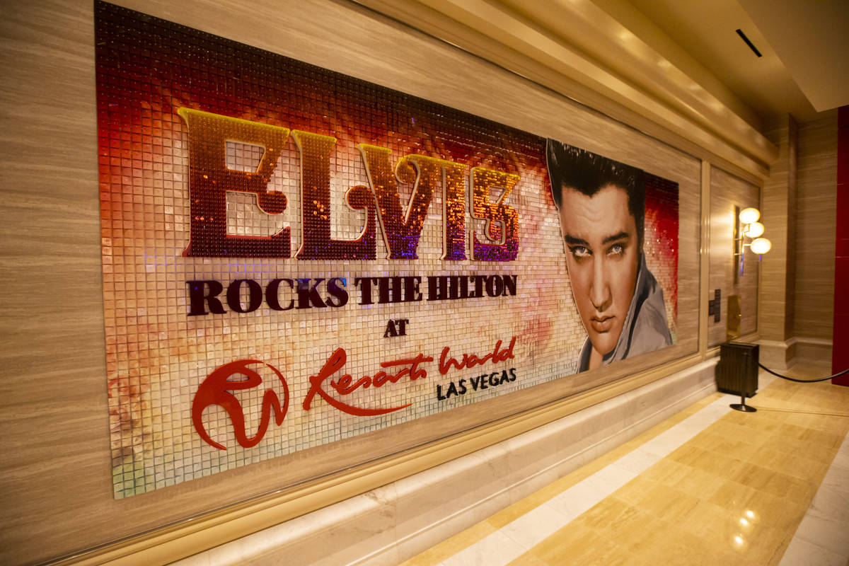 Una representación de Elvis se ve durante una visita a Resorts World antes de su apertura en L ...