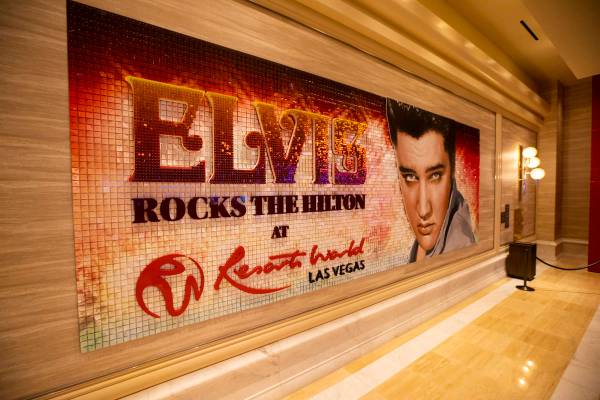 Una representación de Elvis se ve durante una visita a Resorts World antes de su apertura en L ...